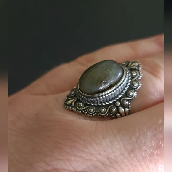 Gray Labradorite Silver Ring - Picture 2 of 8
